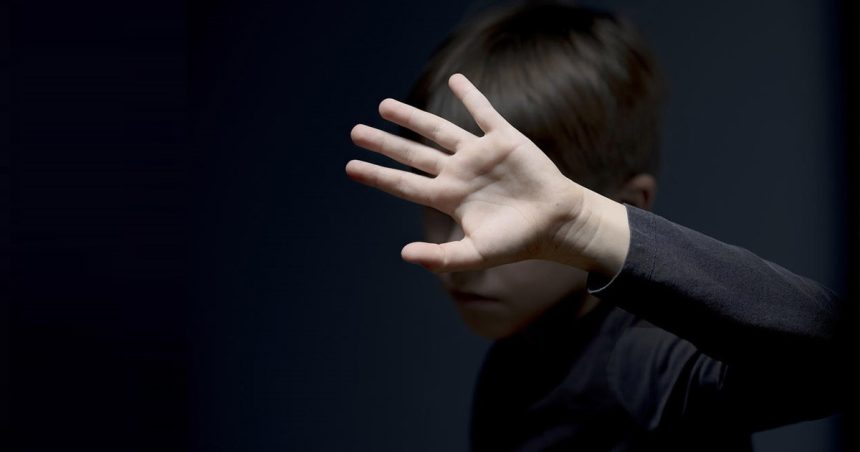 Tunis : Prise en charge d’un enfant de 5 ans retrouvé attaché nu et abandonné seul à la maison