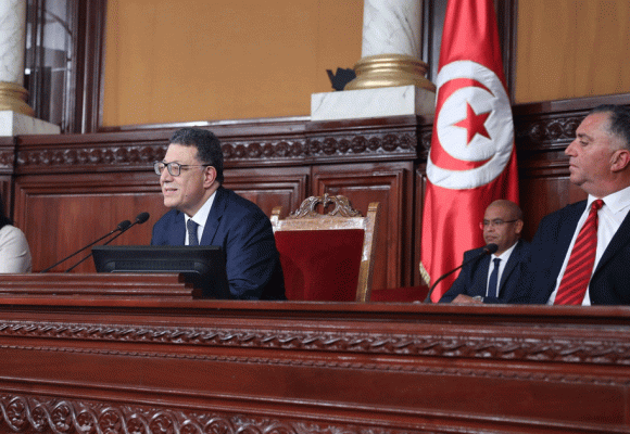 Le parlement tunisien, dominé par les hommes, relancé sans partis politiques