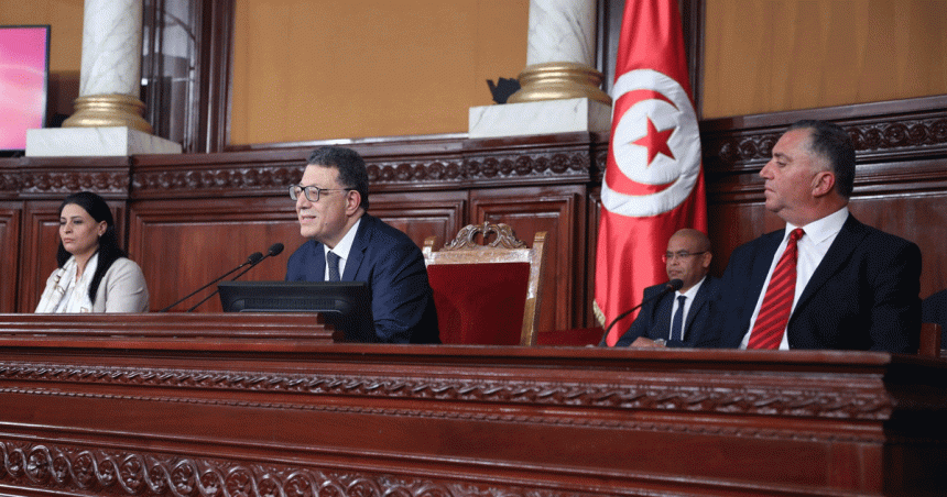 Le parlement tunisien, dominé par les hommes, relancé sans partis politiques