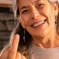 Doigt d’honneur ou doigt donneur : l’ambiguïté des symboles