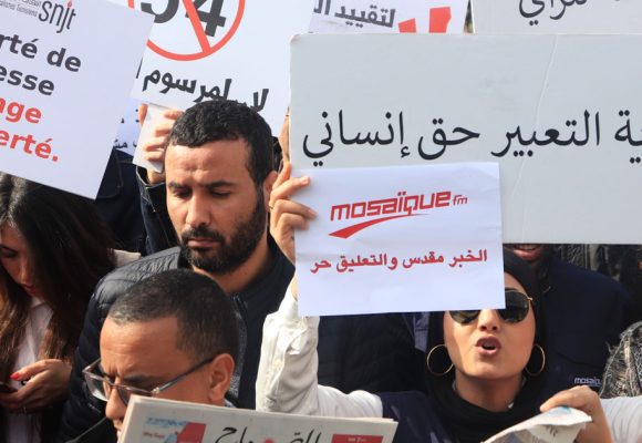 Tunisie : le SNJT dénonce le retour des «propagandistes» à la tête des médias publics