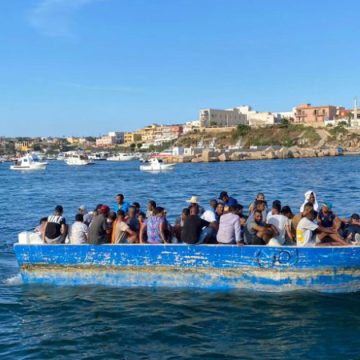 Débarquement de 2 033 migrants à Lampedusa en 24 heures
