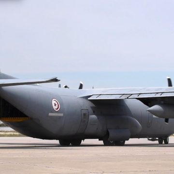 Aéroport Tunis-Carthage : Arrivée des Tunisiens rapatriés du Soudan à bord d’un avion militaire