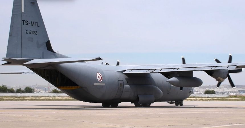 Aéroport Tunis-Carthage : Arrivée des Tunisiens rapatriés du Soudan à bord d’un avion militaire