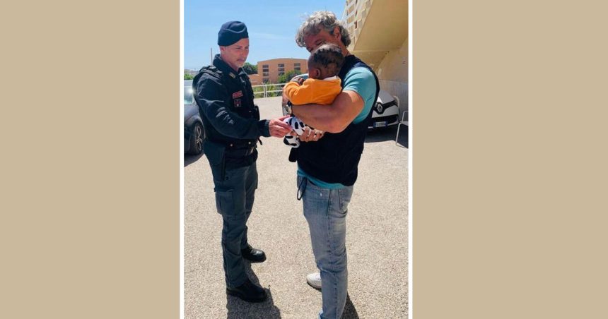 Sa mère est morte dans un naufrage de migrants, Ismail recueilli par une famille de Palerme  