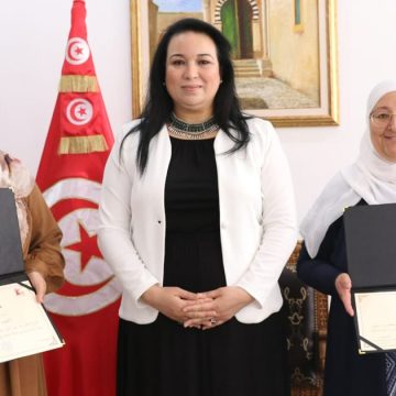 Admises au baccalauréat, deux tunisiennes de 43 et de 53 ans honorées par la ministre de la Femme