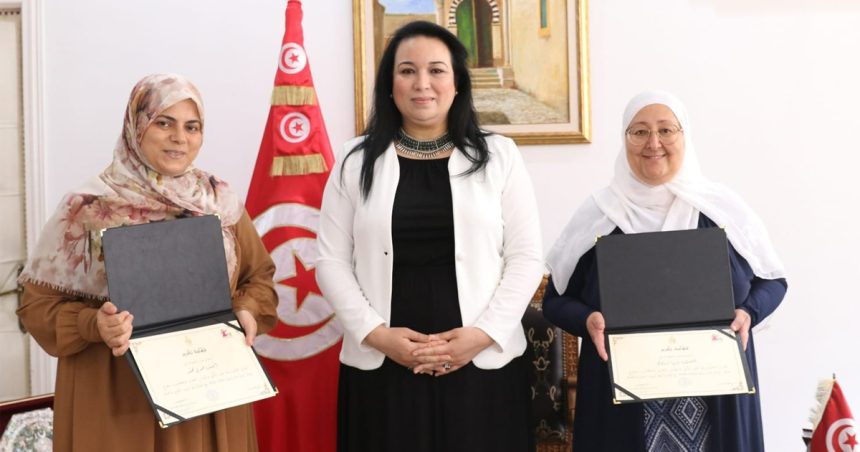 Admises au baccalauréat, deux tunisiennes de 43 et de 53 ans honorées par la ministre de la Femme