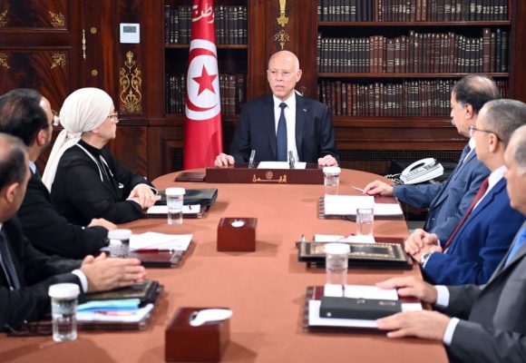 Tunisie : l’Etat serre la vis sur les réseaux sociaux