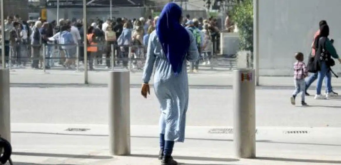 La rentrée en France : l’abaya bannie au nom de la laïcité 