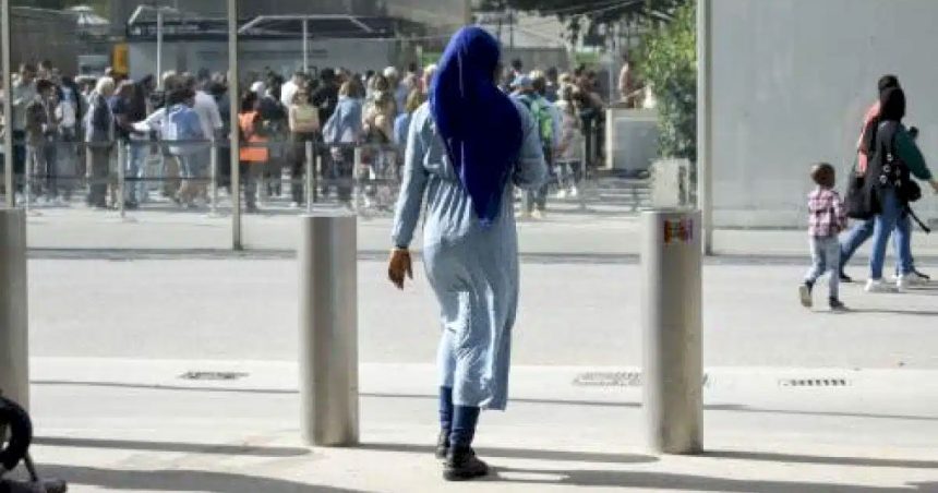 La rentrée en France : l’abaya bannie au nom de la laïcité 