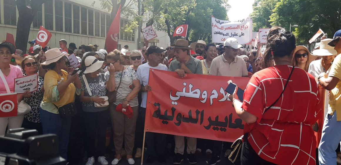 Tunis : malgré l’interdiction, les Destouriens manifestent… contre les journalistes !