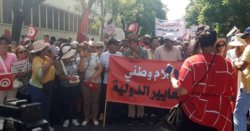 Tunis : malgré l’interdiction, les Destouriens manifestent… contre les journalistes !