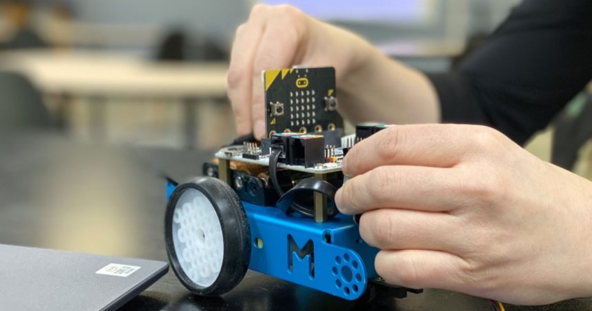 OMV finance un programme d’introduction de la robotique dans les écoles de Tataouine