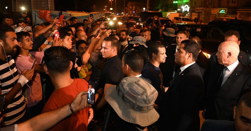 Bain de foule de Kaïs Saïed à Tunis : «Nous vaincrons ou nous mourrons»