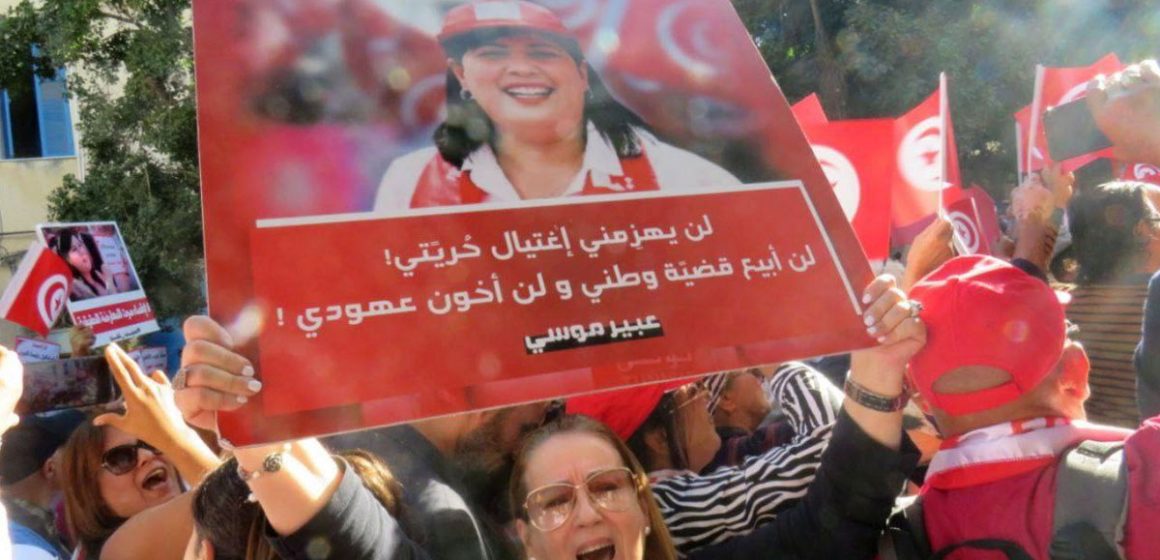 Rassemblement en solidarité avec Abir Moussi, le 9 mars, devant le siège d’Onu Femmes à Tunis