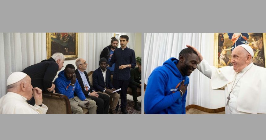 Le Pape François réconforte un migrant rescapé du désert tuniso-libyen