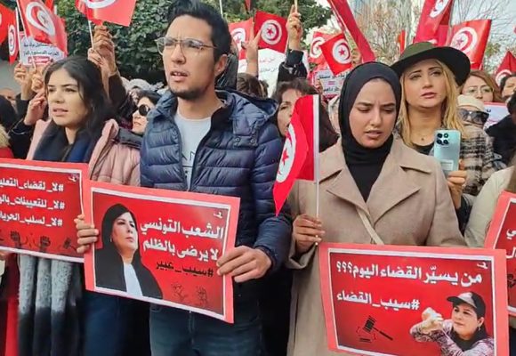 Les Destouriens manifestent à Tunis pour la libération de Abir Moussi (vidéo)