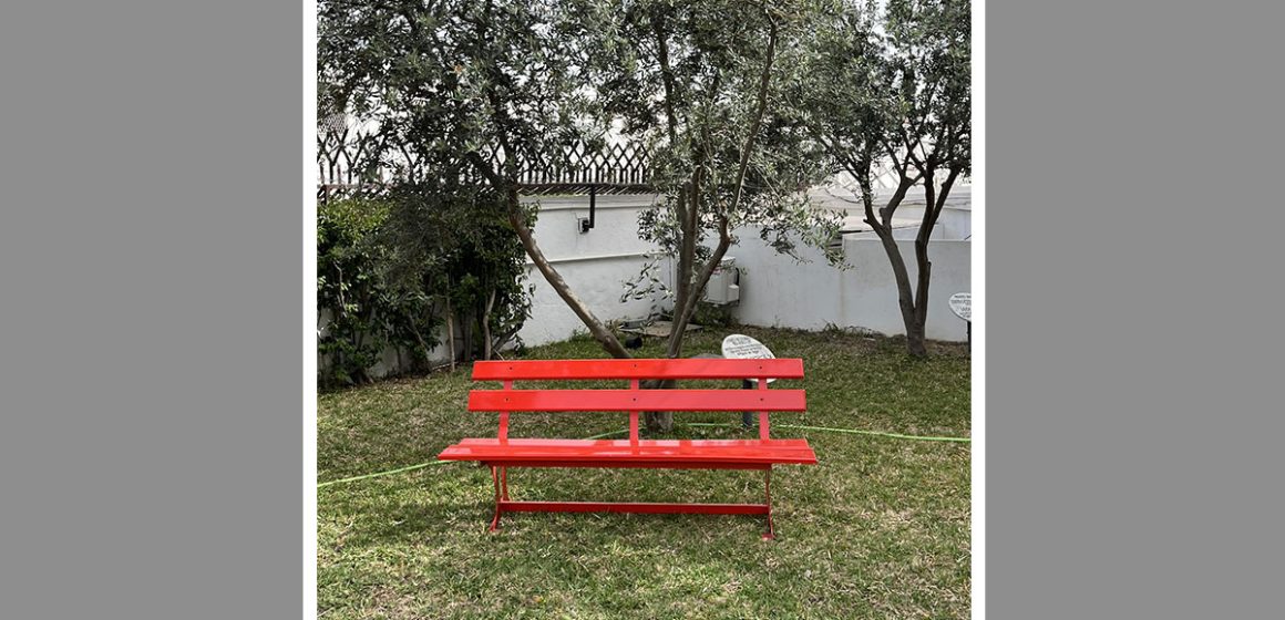 Symbolique du banc rouge installé à l’ambassade d’Italie en Tunisie