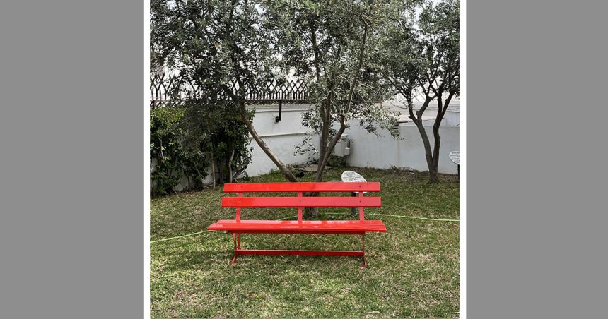 Symbolique du banc rouge installé à l’ambassade d’Italie en Tunisie
