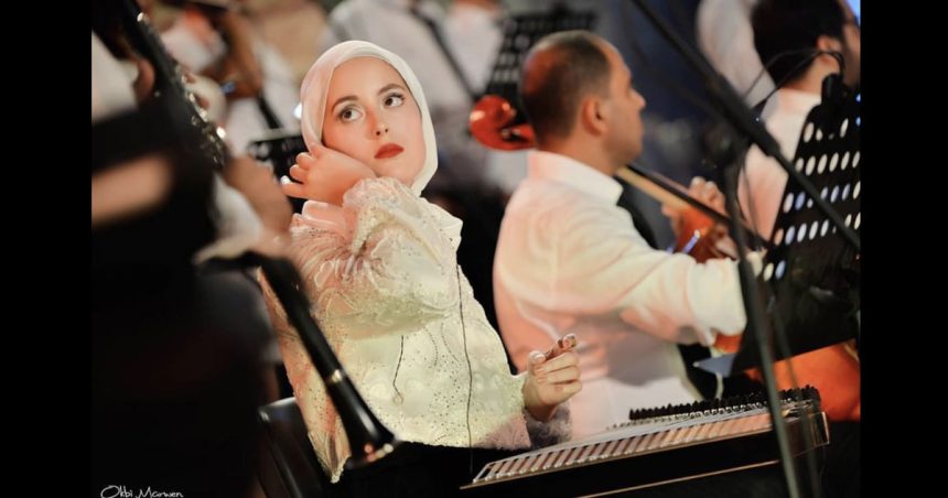Une virtuose : Farah Fersi fait vibrer l’âme du qanoun (Vidéo)  