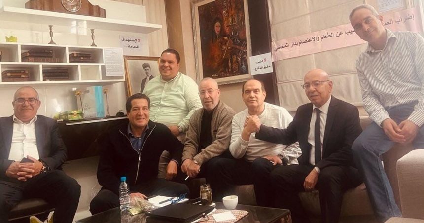Tunis : Chawki Tabib suspend sa grève de la faim et poursuit son sit-in à la Maison de l’avocat