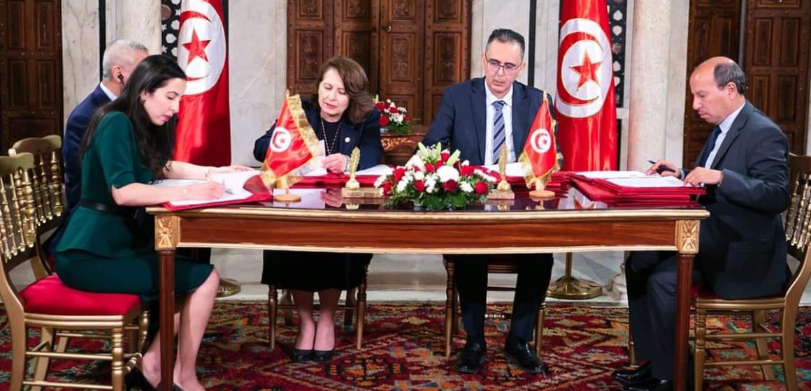 Tunisie : accord de création de deux stations de production d’électricité solaire