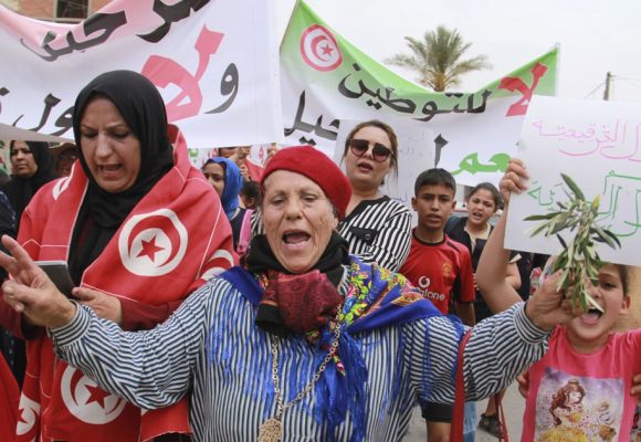 Des Tunisiens manifestent contre les migrants en transit vers l’Europe