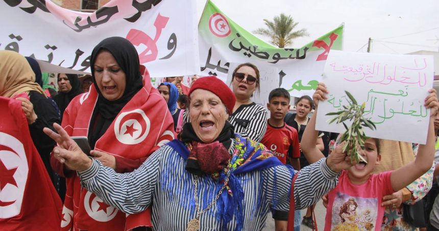 Des Tunisiens manifestent contre les migrants en transit vers l’Europe