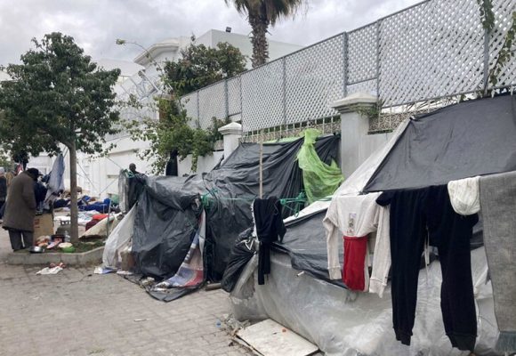 Tunisie: la police évacue les réfugiés campés devant le HCR