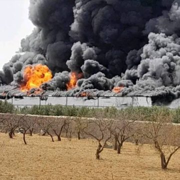 Sfax : Les pompiers poursuivent leurs efforts pour venir à bout de l’incendie dans l’usine de plastique