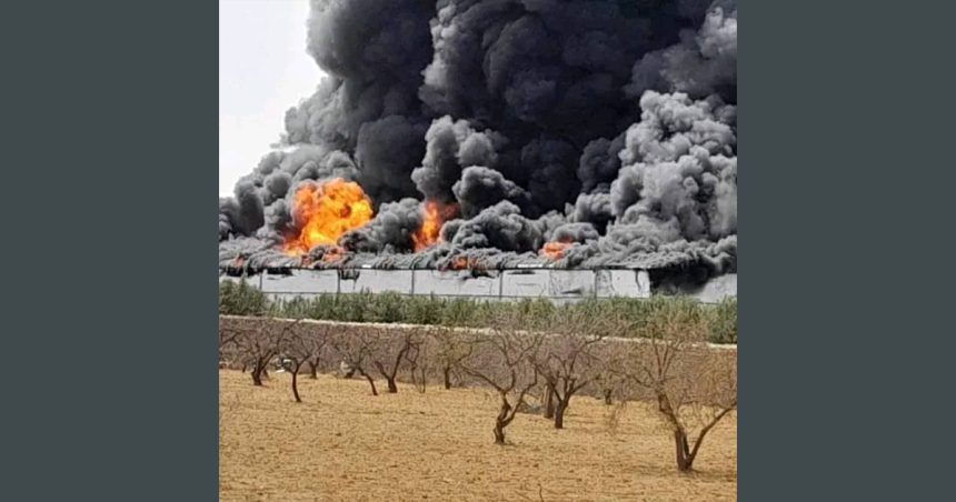 Sfax : Les pompiers poursuivent leurs efforts pour venir à bout de l’incendie dans l’usine de plastique