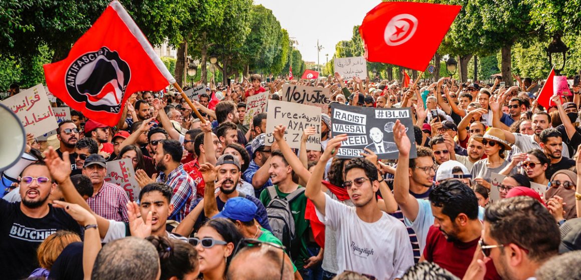 Des citoyens en colère manifestent contre le régime à Tunis