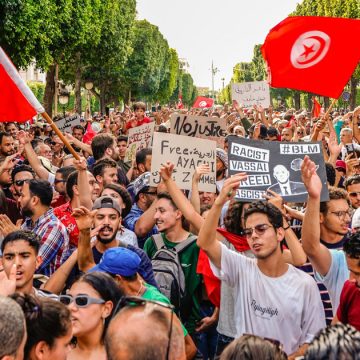 Des citoyens en colère manifestent contre le régime à Tunis