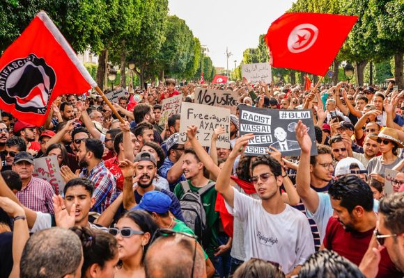 Des citoyens en colère manifestent contre le régime à Tunis