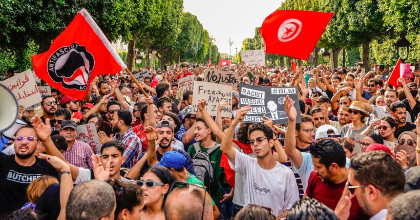 Des citoyens en colère manifestent contre le régime à Tunis