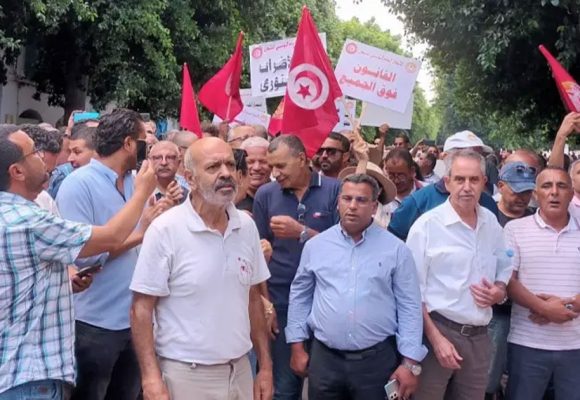 Rentrée scolaire : les enseignants protestent à Tunis  