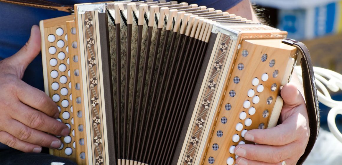 L’accordéon, symbole culturel dans les musiques tunisienne et française