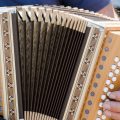 L’accordéon, symbole culturel dans les musiques tunisienne et française