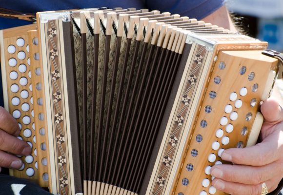 L’accordéon, symbole culturel dans les musiques tunisienne et française