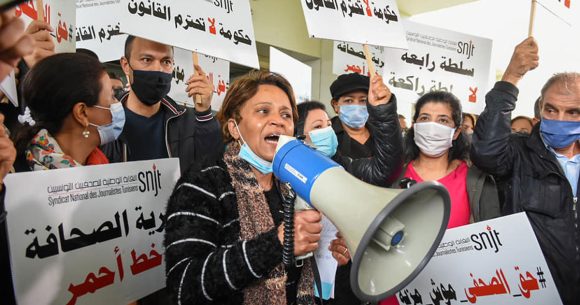Le SNJT dénonce la dérive des médias publics en Tunisie