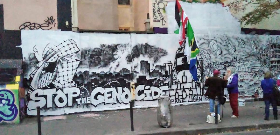 Images : les murs de Paris crient «Free Palestine» et «Stop génocide»