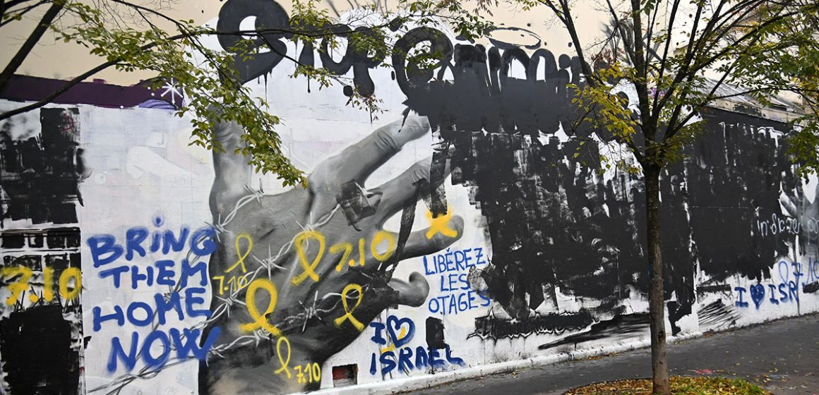 Les sionistes s’en prennent à une fresque murale pro-palestinienne à Paris