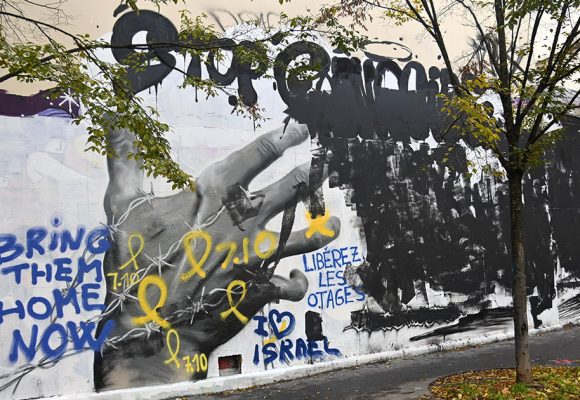 Les sionistes s’en prennent à une fresque murale pro-palestinienne à Paris