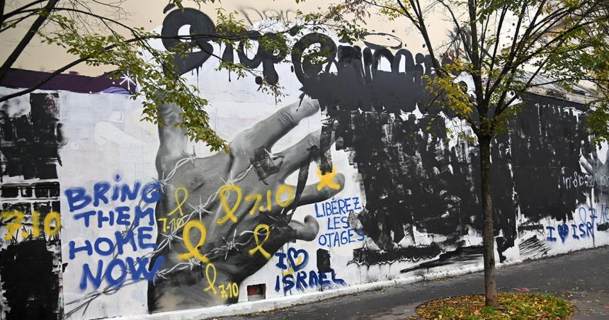 Les sionistes s’en prennent à une fresque murale pro-palestinienne à Paris