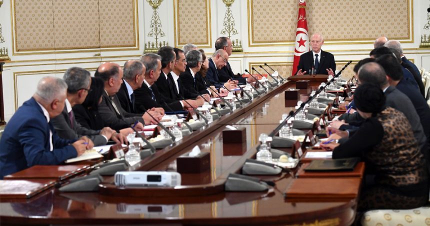 Saïed invite ses ministres à «se sacrifier pour cette chère patrie»