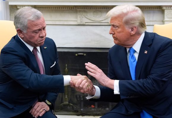 Abdallah de Jordanie évite la confrontation avec Trump mais ne plie pas