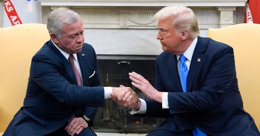 Abdallah de Jordanie évite la confrontation avec Trump mais ne plie pas