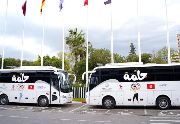 Don de deux bus pour faciliter la mobilité des jeunes à Médenine et Tataouine