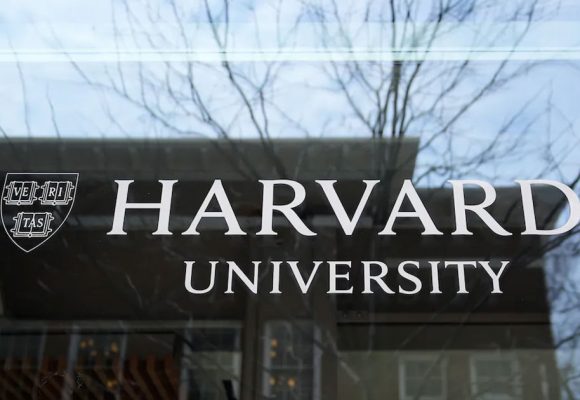 Harvard refuse de s’agenouiller devant Donald Trump