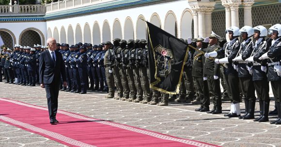 Kais-Saied-Forces-de-securite Tunisie | Peut-on encore critiquer Kaïs Saïed ?